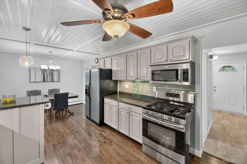423 Sunset White Lake Charter Township, MI 48383