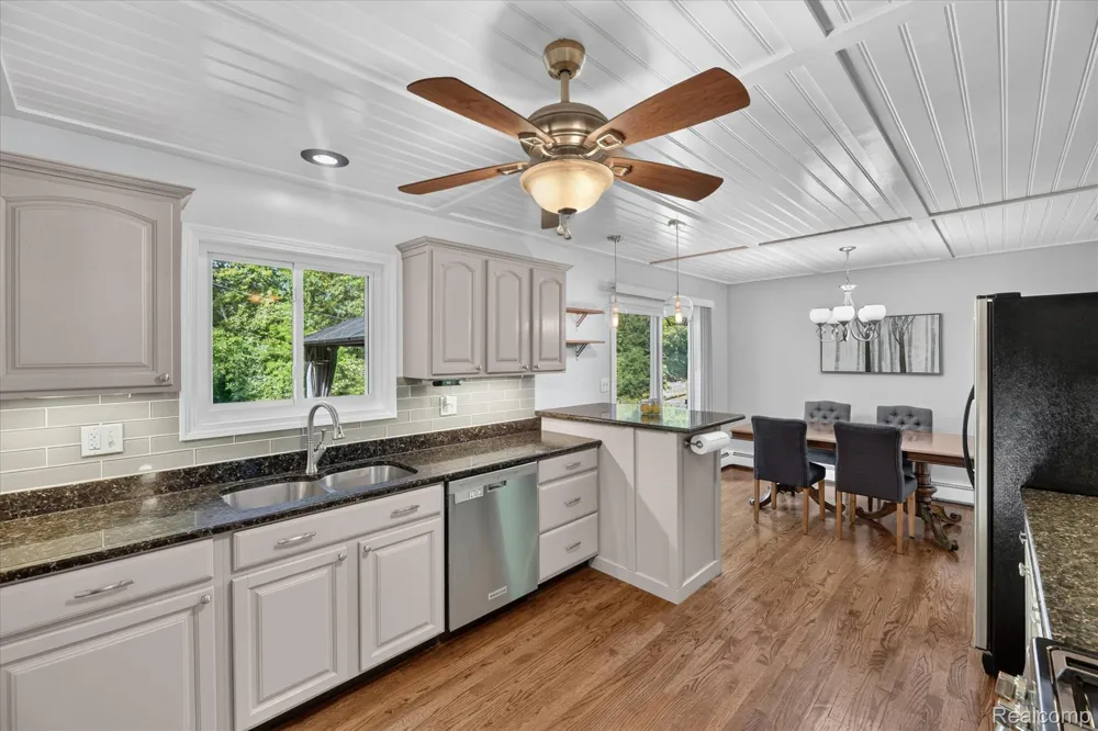 423 Sunset White Lake Charter Township, MI 48383