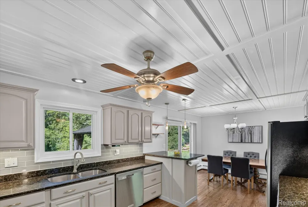 423 Sunset White Lake Charter Township, MI 48383