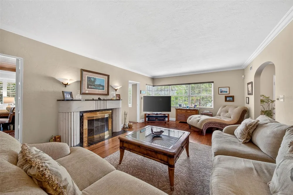 830 LAKE DAVIS DRIVE Orlando, FL 32806