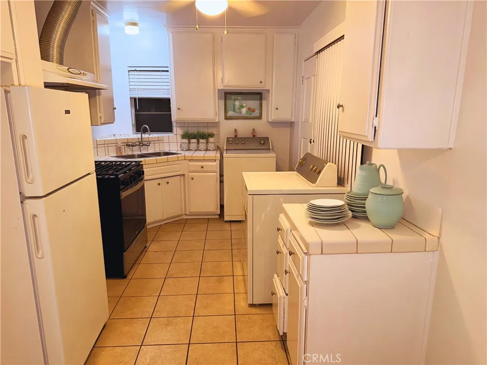 843 W Walnut #B Monrovia, CA 91016