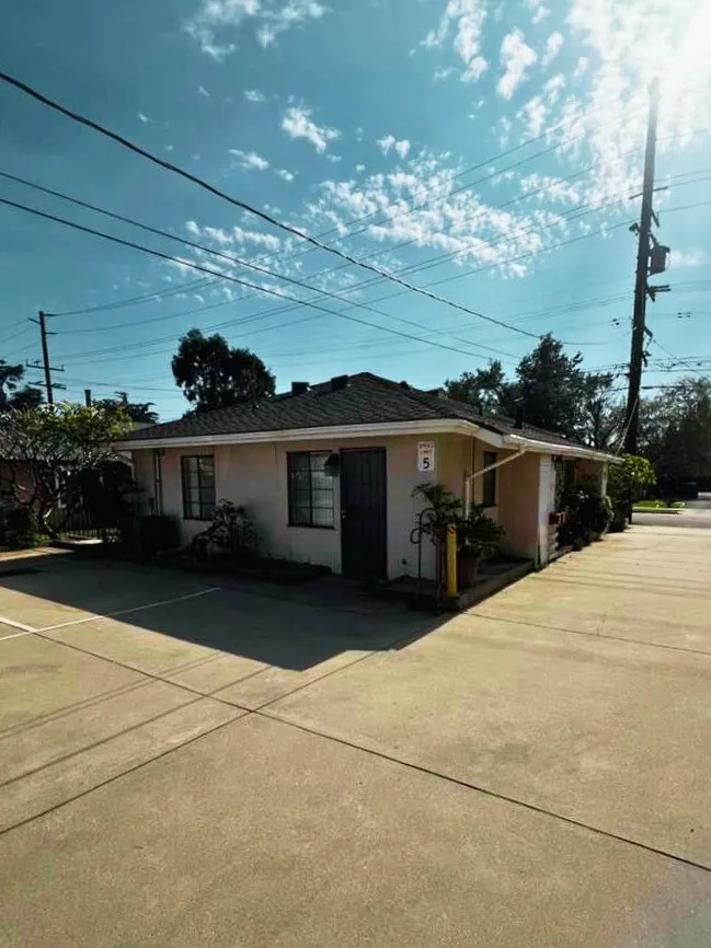 843 W Walnut #B Monrovia, CA 91016