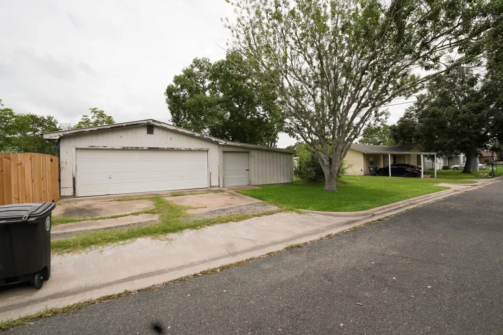 214 South Street Schulenburg, TX 78956