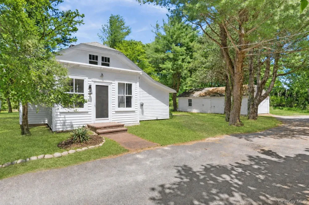 108 Jessup Avenue Quogue, NY 11959