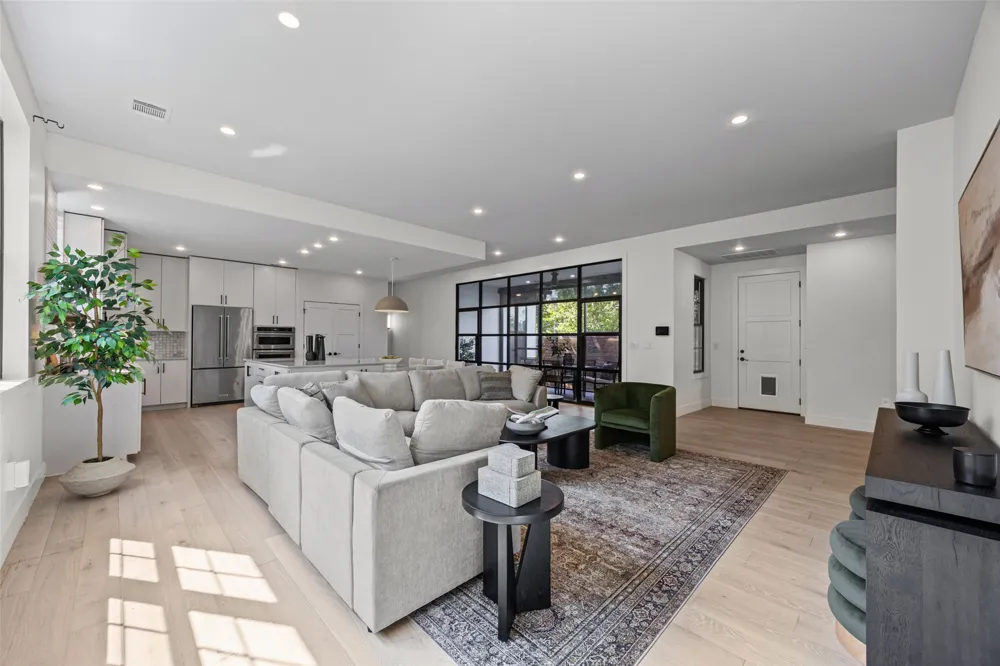 3102 Brinwood Avenue Austin, TX 78704