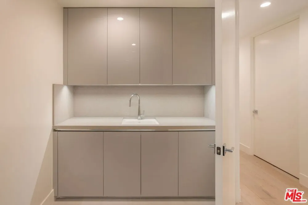 425 Palm Drive #202 Beverly Hills, CA 90210