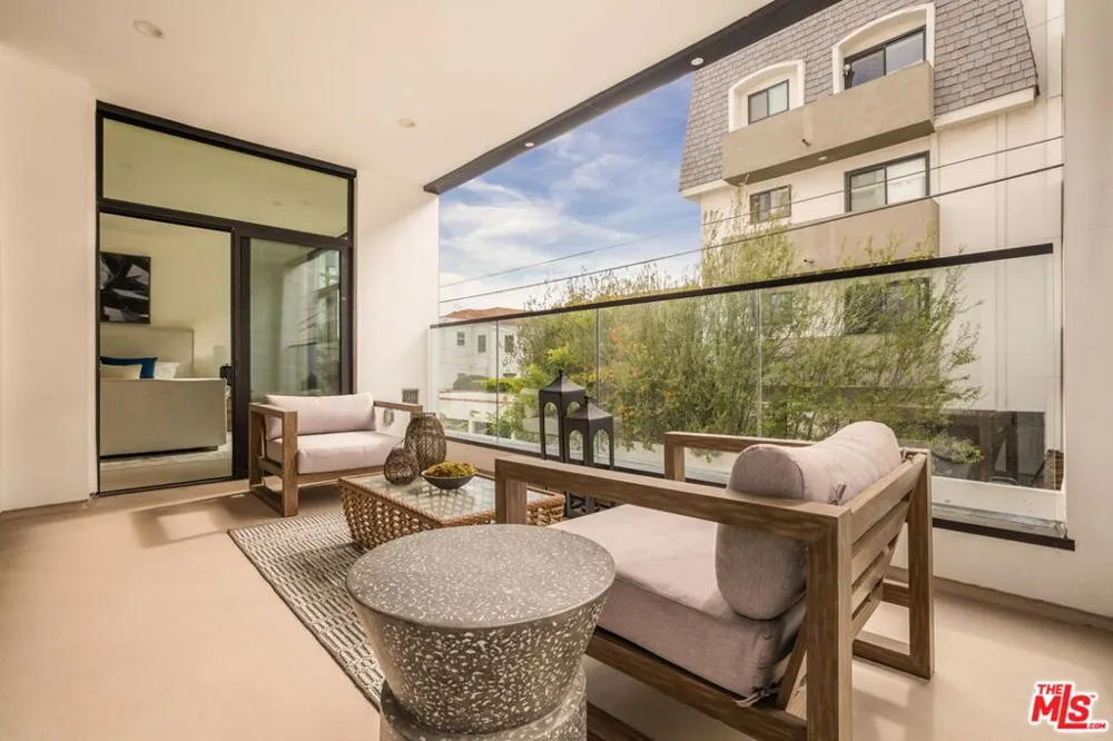 425 Palm Drive #202 Beverly Hills, CA 90210