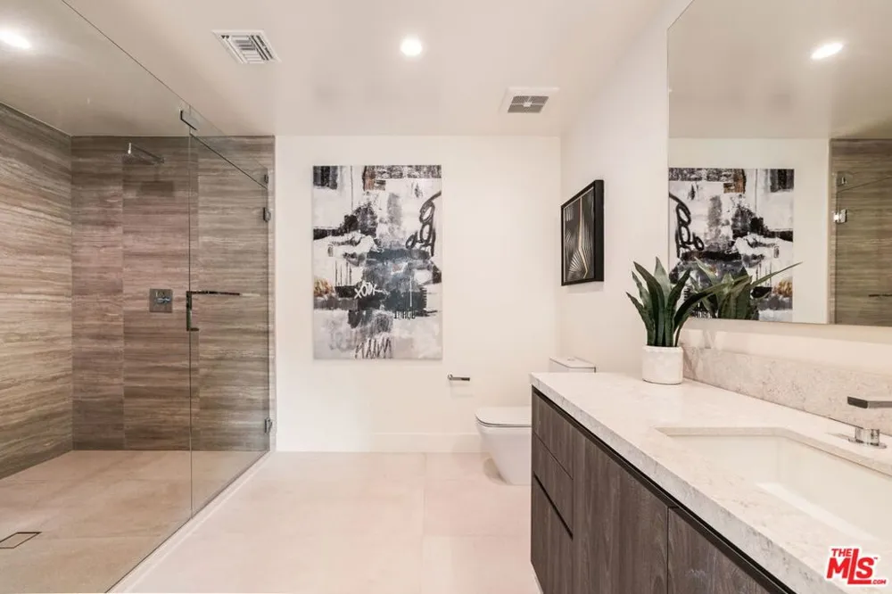 425 Palm Drive #202 Beverly Hills, CA 90210