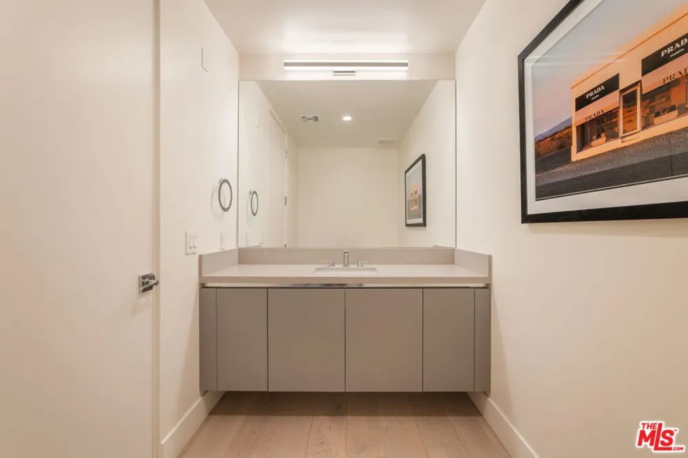 425 Palm Drive #202 Beverly Hills, CA 90210