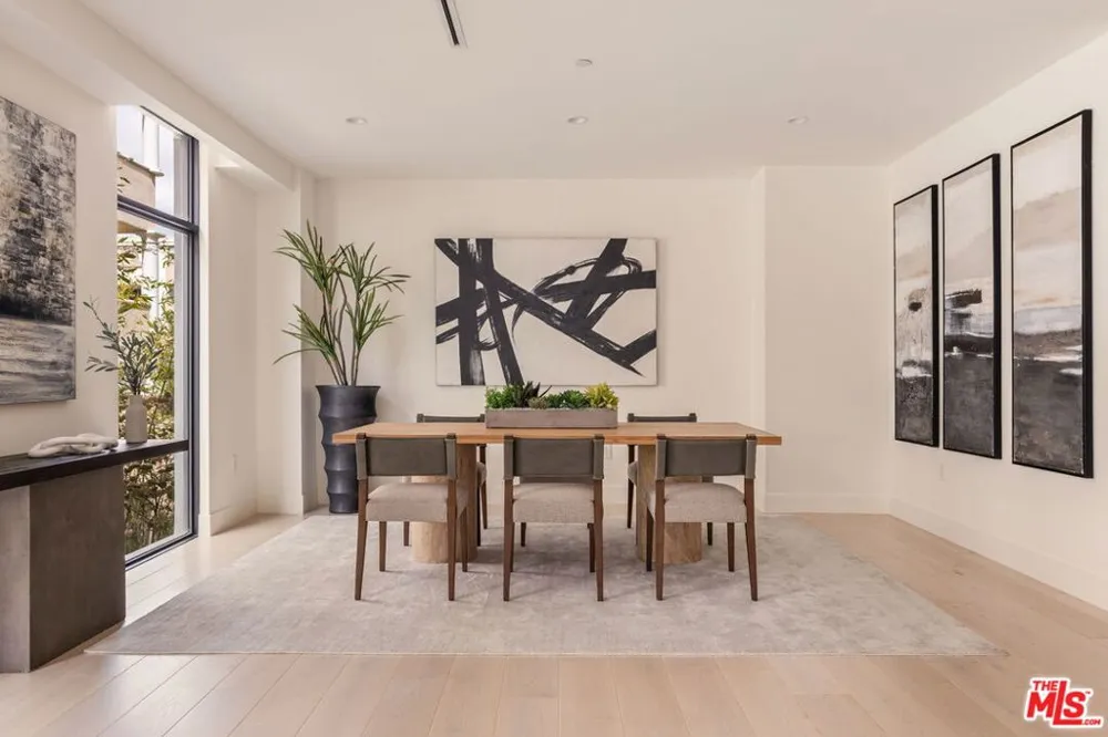 425 Palm Drive #202 Beverly Hills, CA 90210
