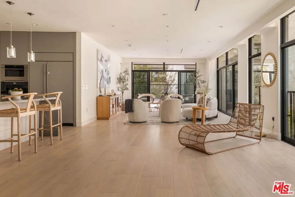 425 Palm Drive #202 Beverly Hills, CA 90210