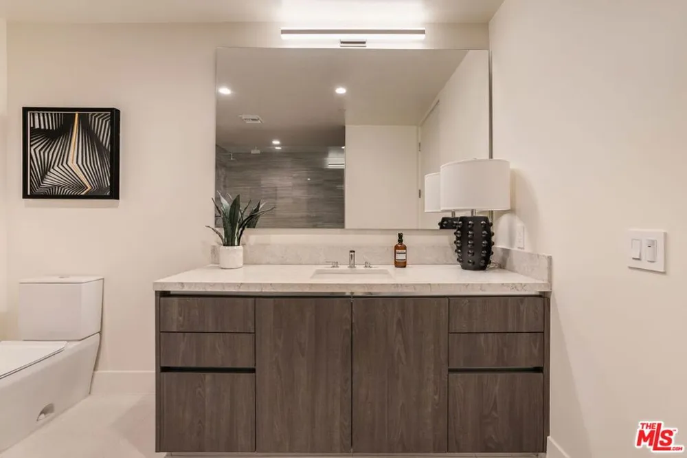 425 Palm Drive #202 Beverly Hills, CA 90210