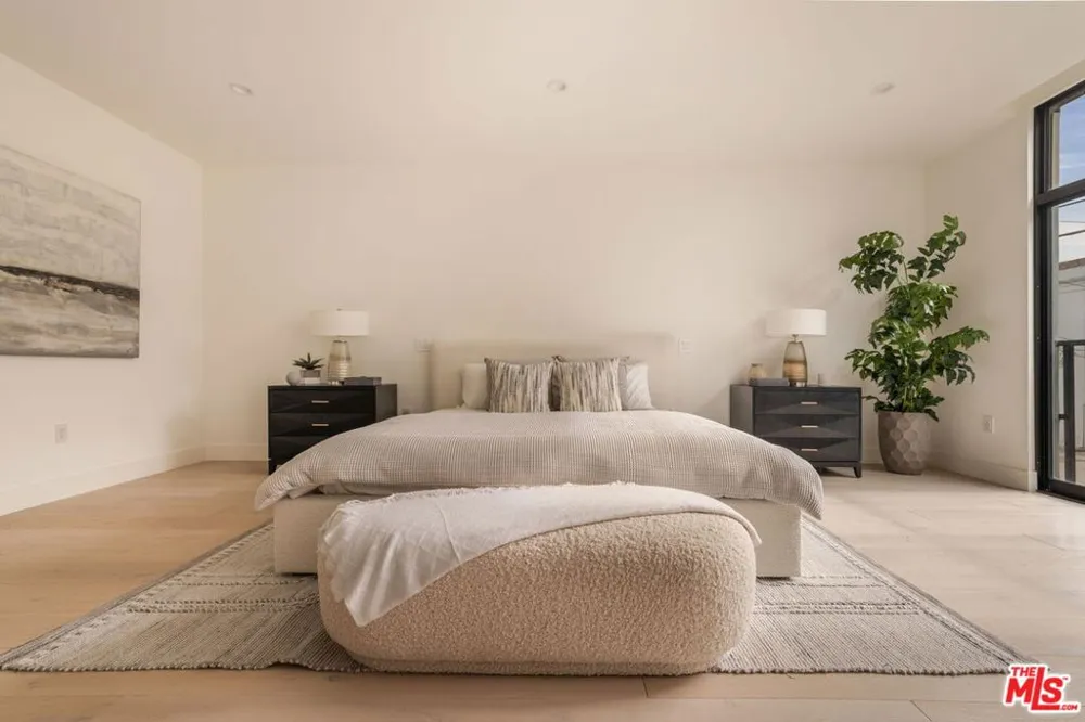 425 Palm Drive #202 Beverly Hills, CA 90210
