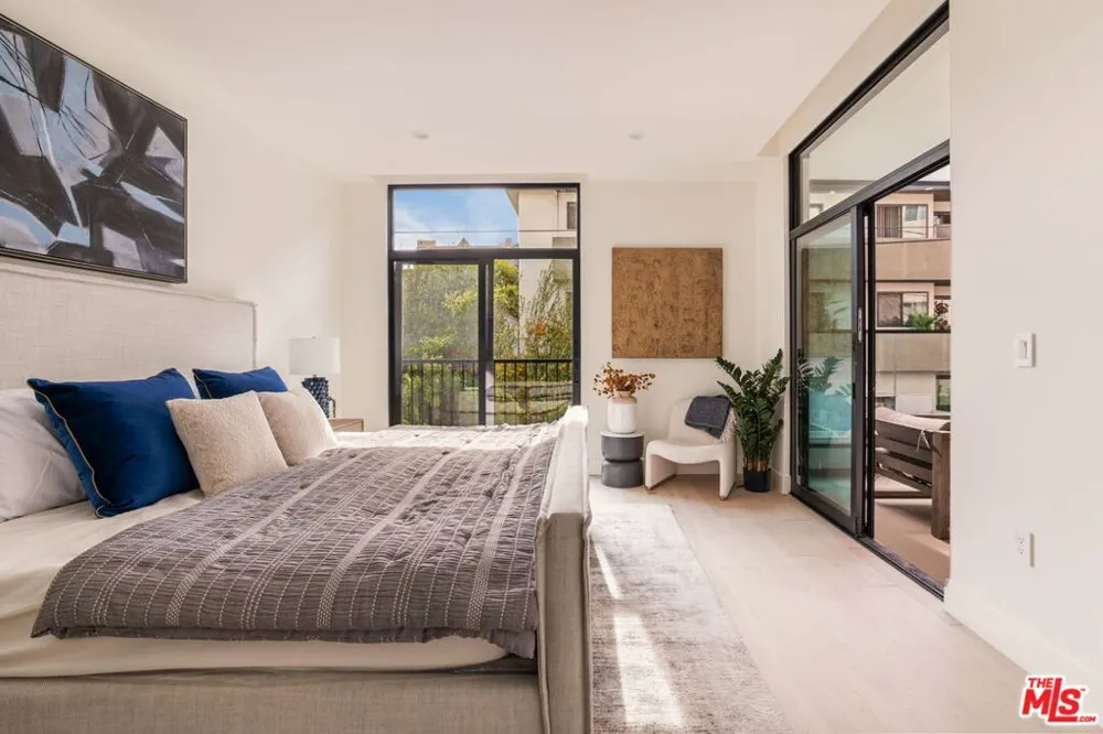 425 Palm Drive #202 Beverly Hills, CA 90210