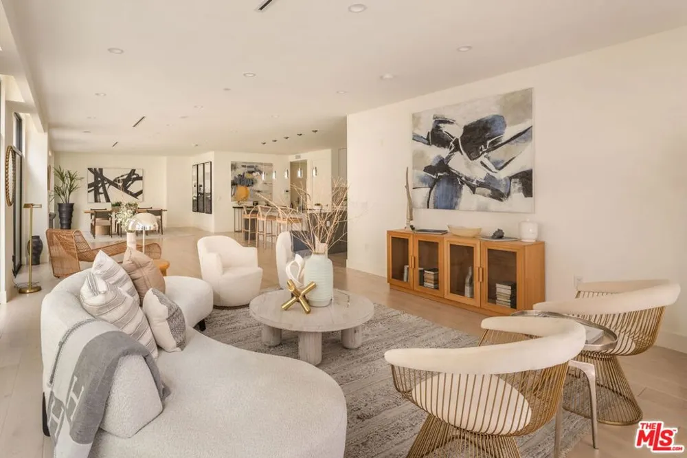 425 Palm Drive #202 Beverly Hills, CA 90210