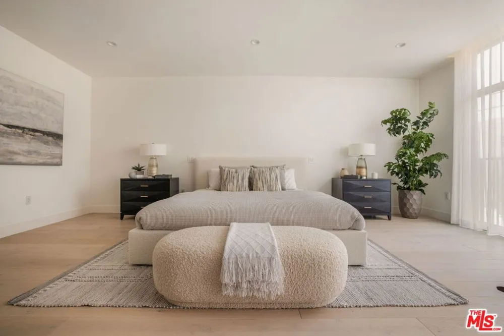 425 Palm Drive #202 Beverly Hills, CA 90210