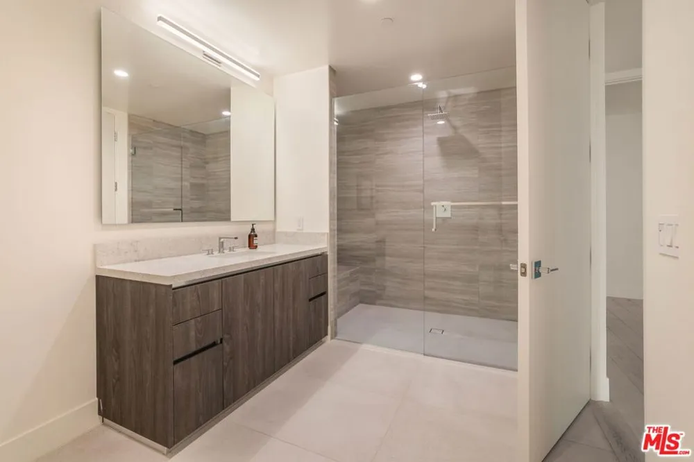 425 Palm Drive #202 Beverly Hills, CA 90210