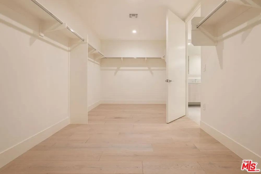 425 Palm Drive #202 Beverly Hills, CA 90210