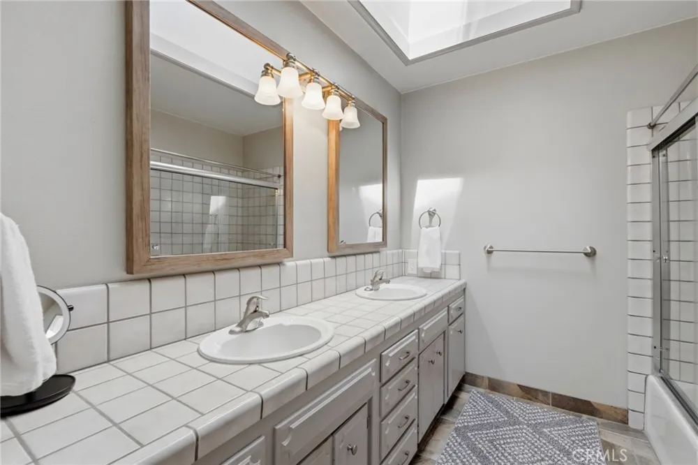 100 W Adrian Way Hanford, CA 93230