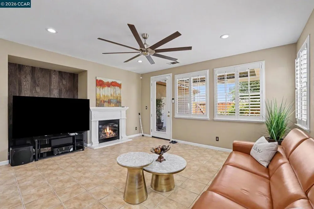586 Dutch Elm Dr Hercules, CA 94547