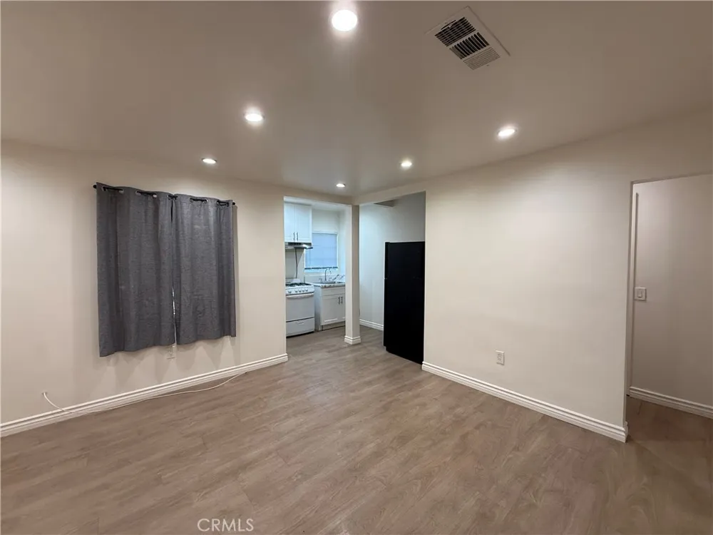 7045 Lindley Reseda, CA 91335