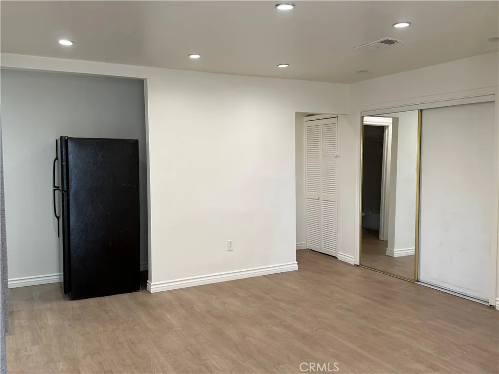 7045 Lindley Reseda, CA 91335