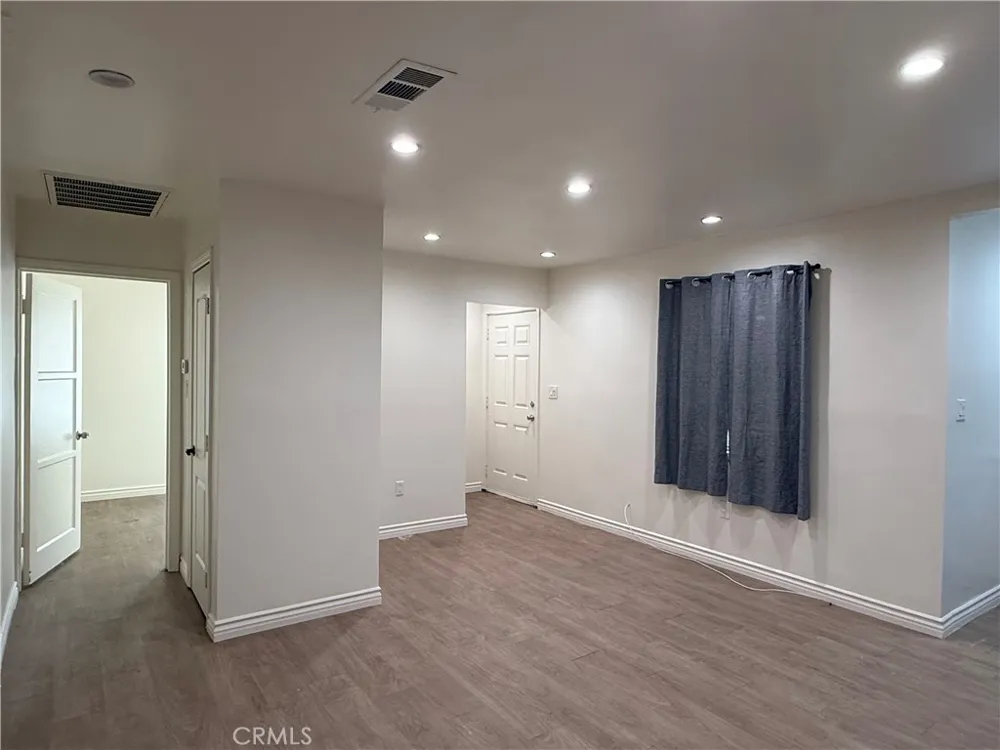 7045 Lindley Reseda, CA 91335