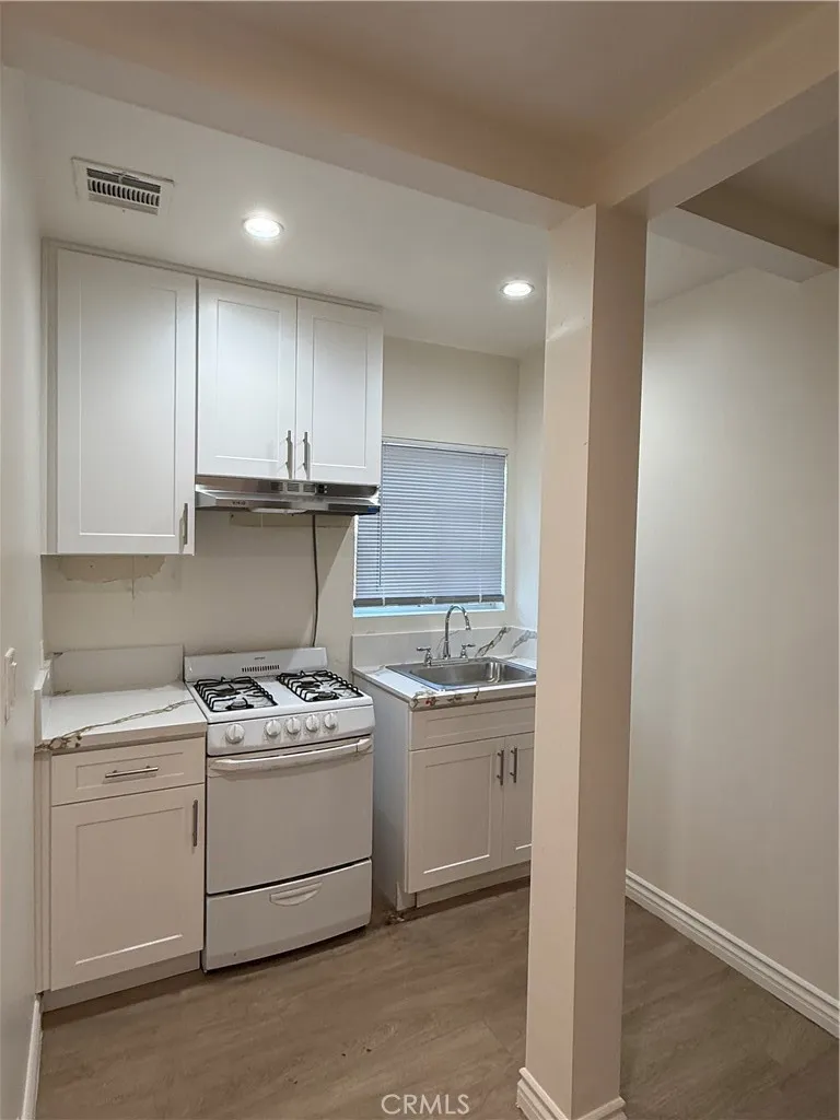 7045 Lindley Reseda, CA 91335