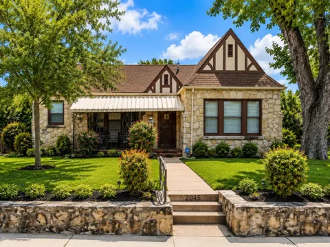 2045 W Magnolia Avenue