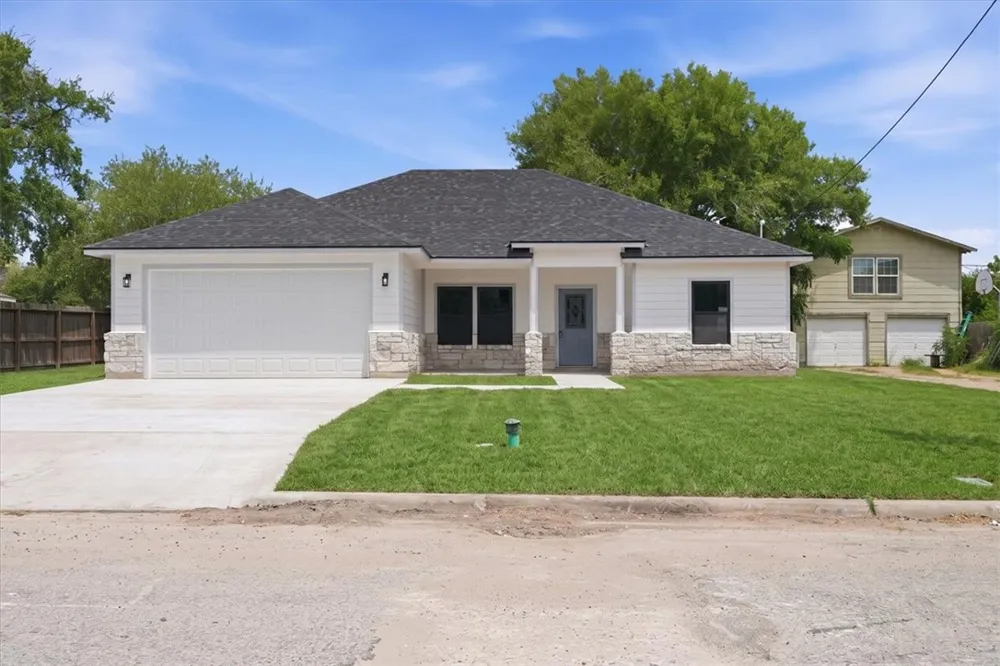903 E Bowie Street Beeville, TX 78102