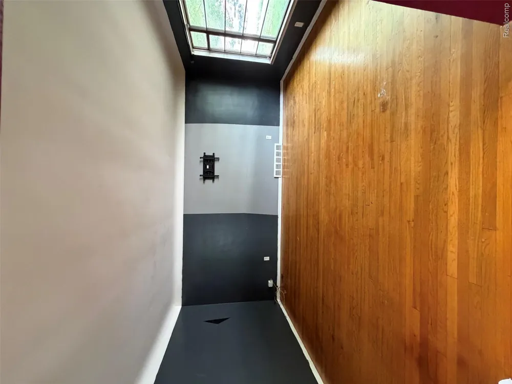 23750 Wildwood Street Oak Park City, MI 48237