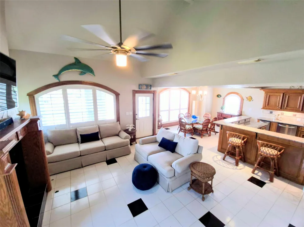 111 Kona Drive Tiki Island, TX 77554
