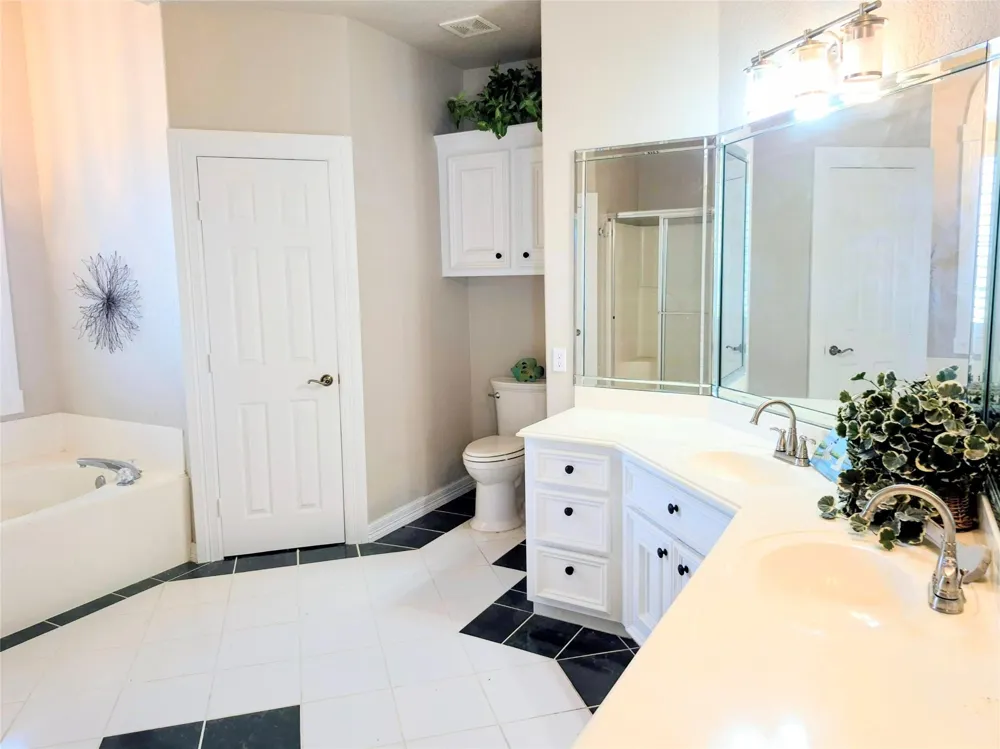 111 Kona Drive Tiki Island, TX 77554