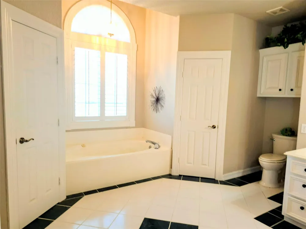 111 Kona Drive Tiki Island, TX 77554