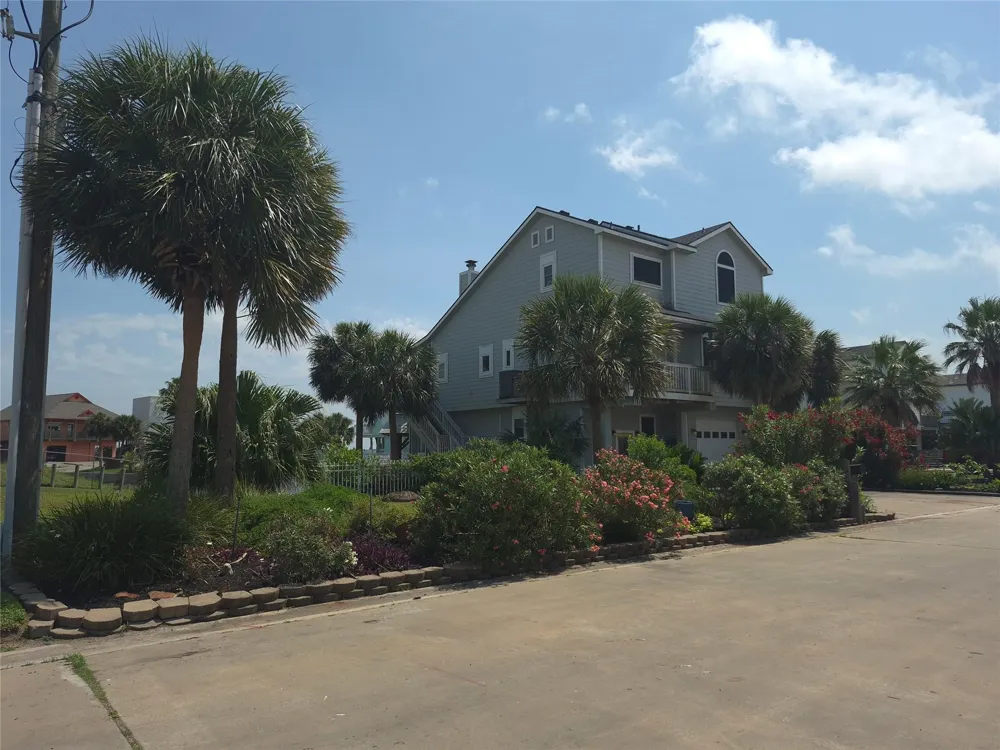 111 Kona Drive Tiki Island, TX 77554