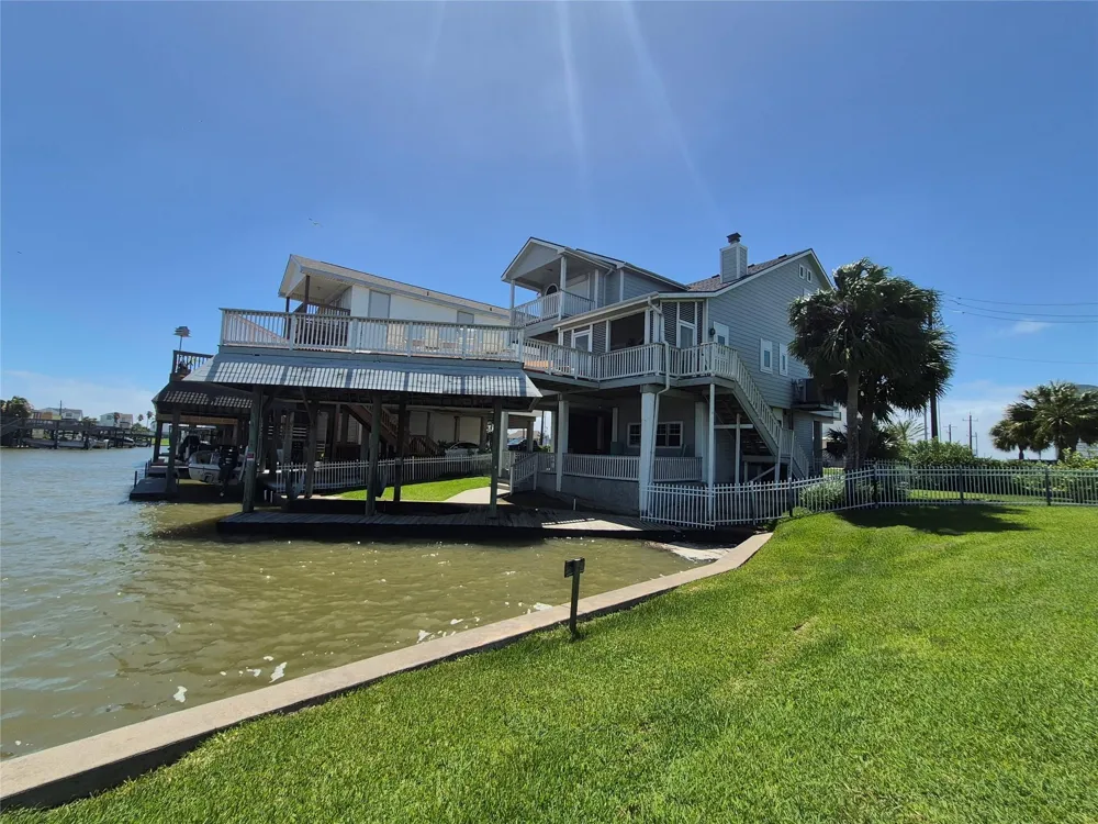 111 Kona Drive Tiki Island, TX 77554