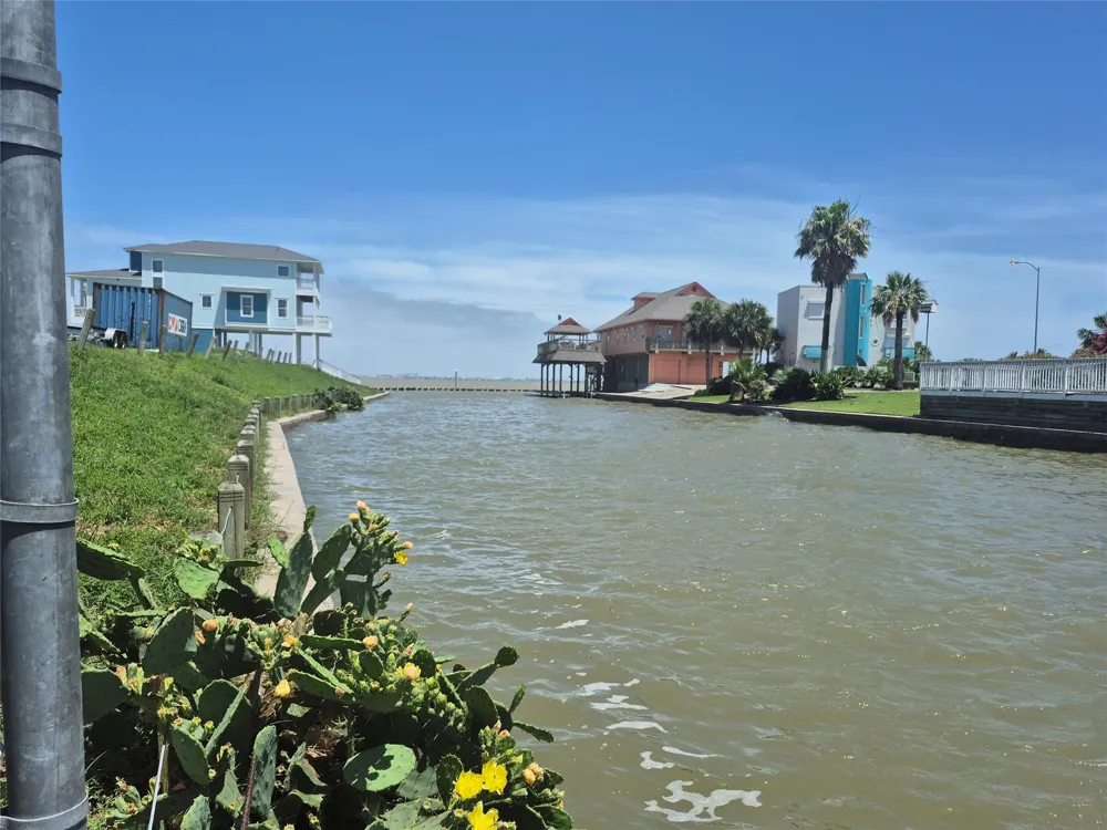 111 Kona Drive Tiki Island, TX 77554