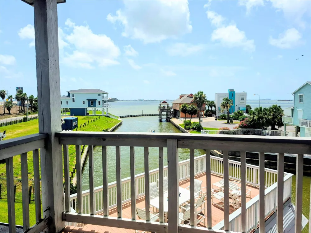 111 Kona Drive Tiki Island, TX 77554