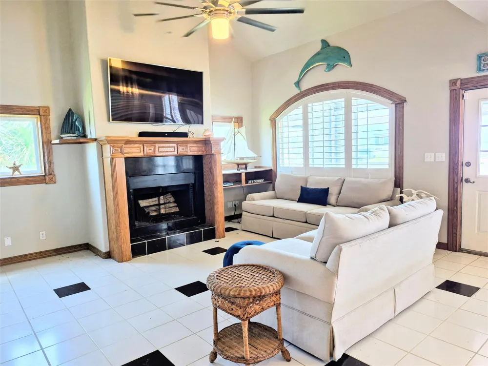 111 Kona Drive Tiki Island, TX 77554