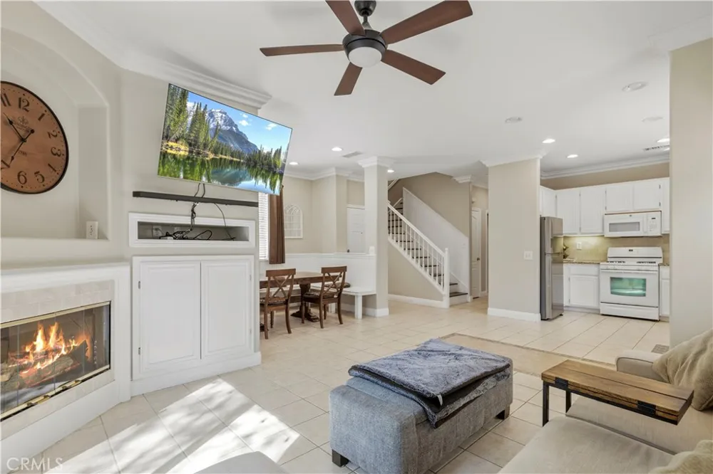 28469 Meadowlark Court Valencia, CA 91354