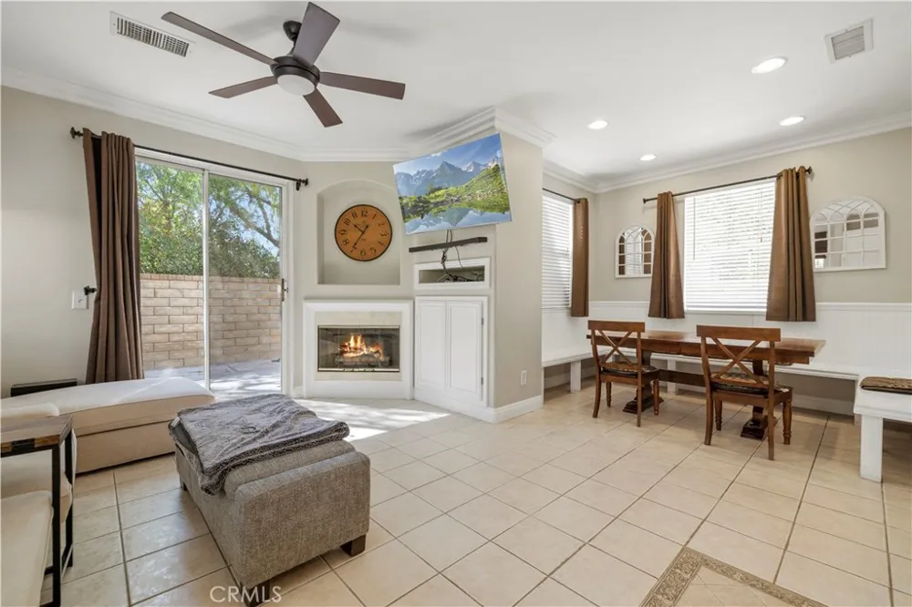 28469 Meadowlark Court Valencia, CA 91354