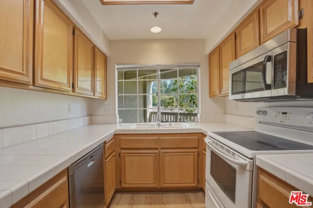 675 Oak Run Trail #TL301 Oak Park, CA 91377