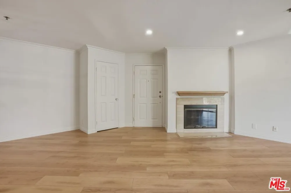 675 Oak Run Trail #TL301 Oak Park, CA 91377