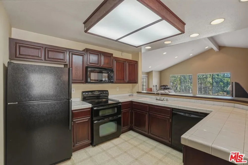 675 Oak Run Trail #TL301 Oak Park, CA 91377