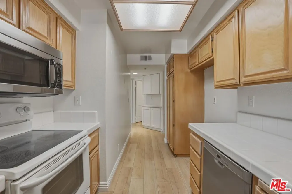 675 Oak Run Trail #TL301 Oak Park, CA 91377