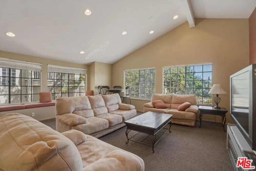 675 Oak Run Trail #TL301 Oak Park, CA 91377