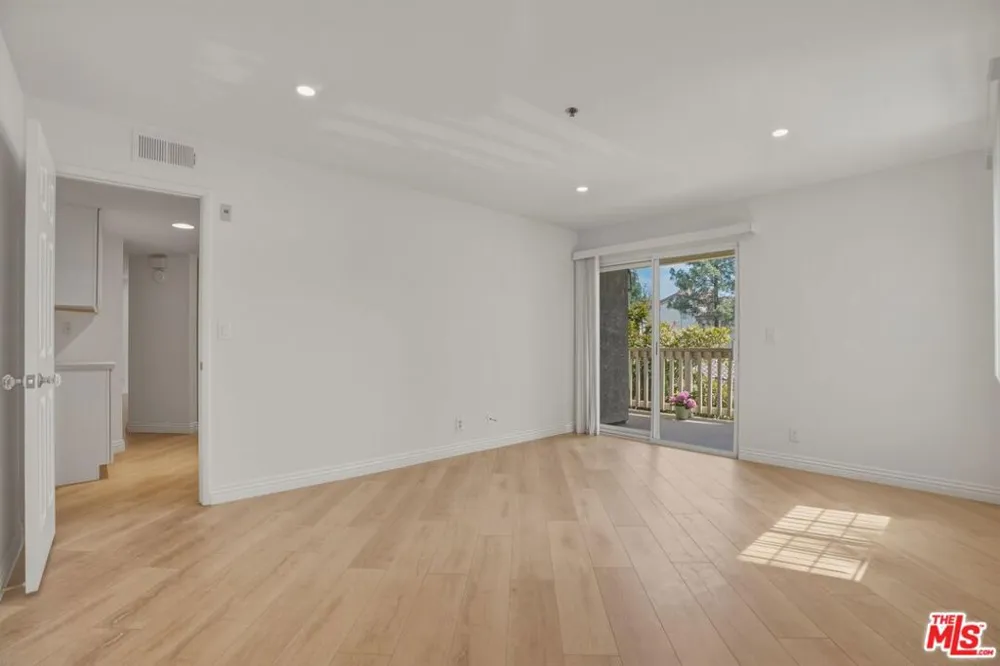 675 Oak Run Trail #TL301 Oak Park, CA 91377