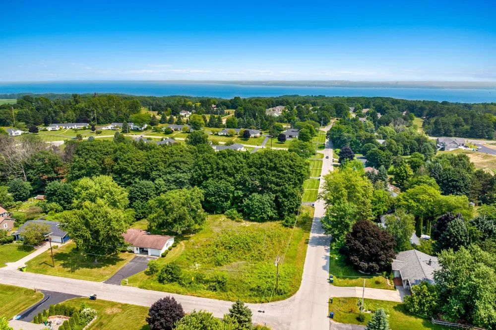 7016 Hilltop Avenue Peninsula Township, MI 49686