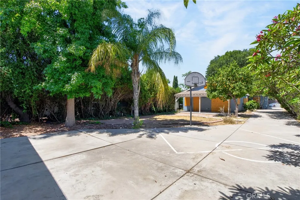 9140 Noble Avenue North Hills, CA 91343