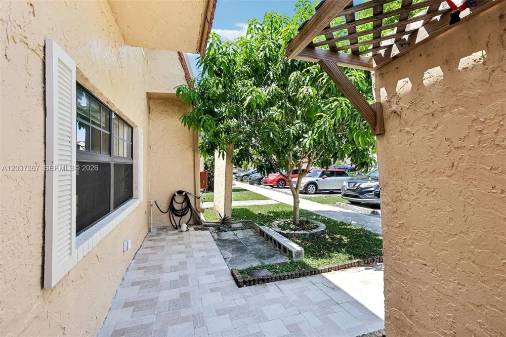 86 Ann Lee Ln Tamarac, FL 33319